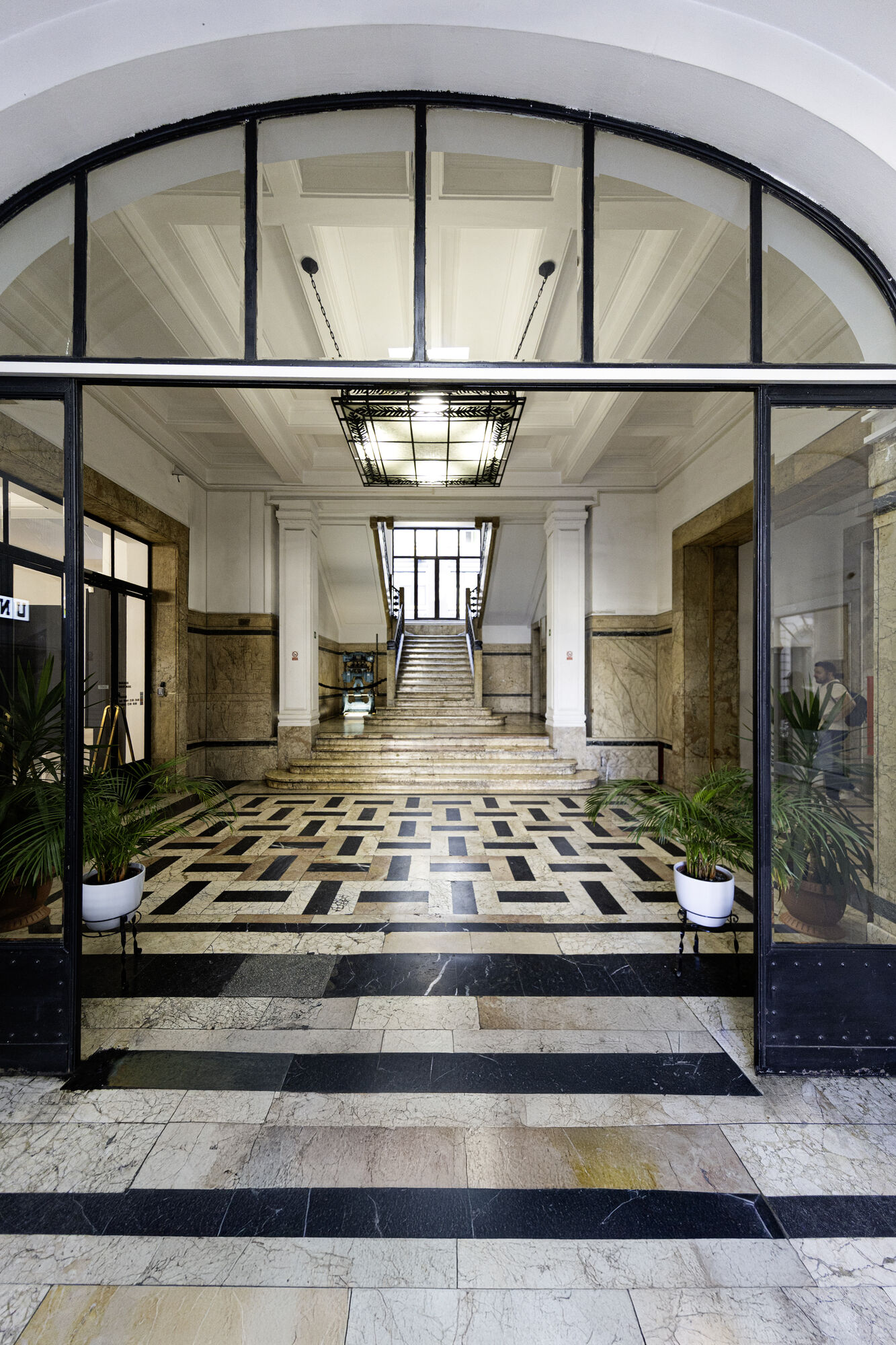 Universul Palace — lobby entrance