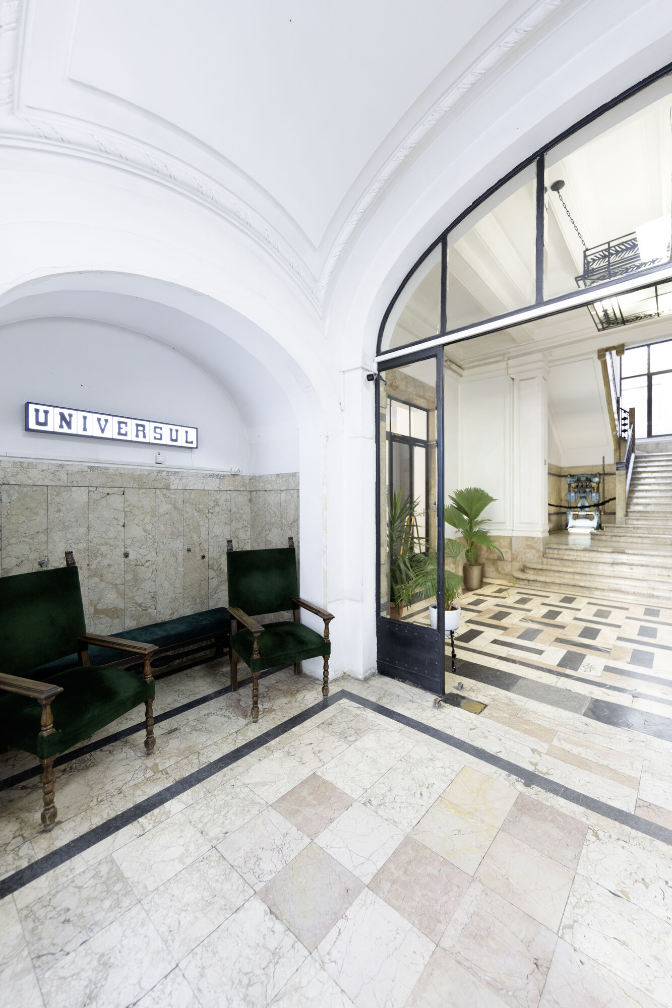 Universul Palace — lobby foyer